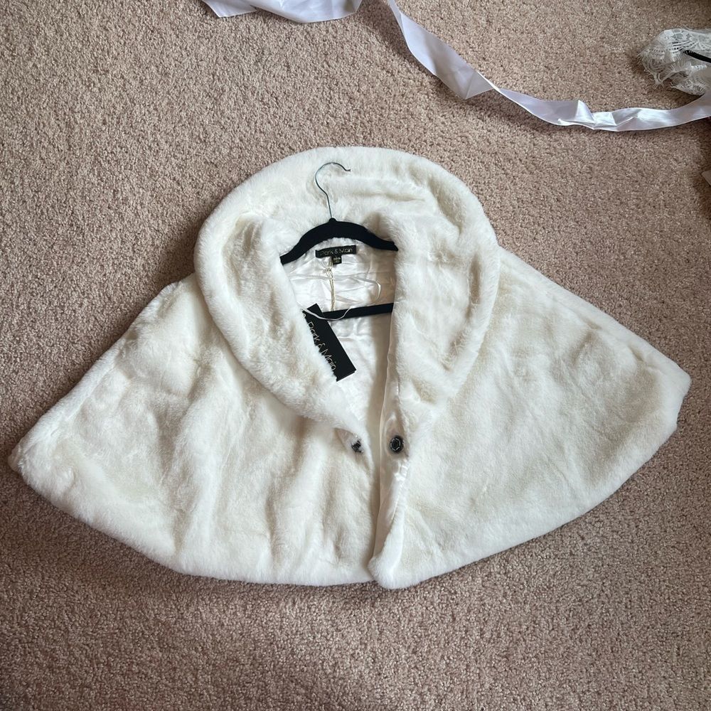 Park & Main Ivory Faux Fur shoulder cape